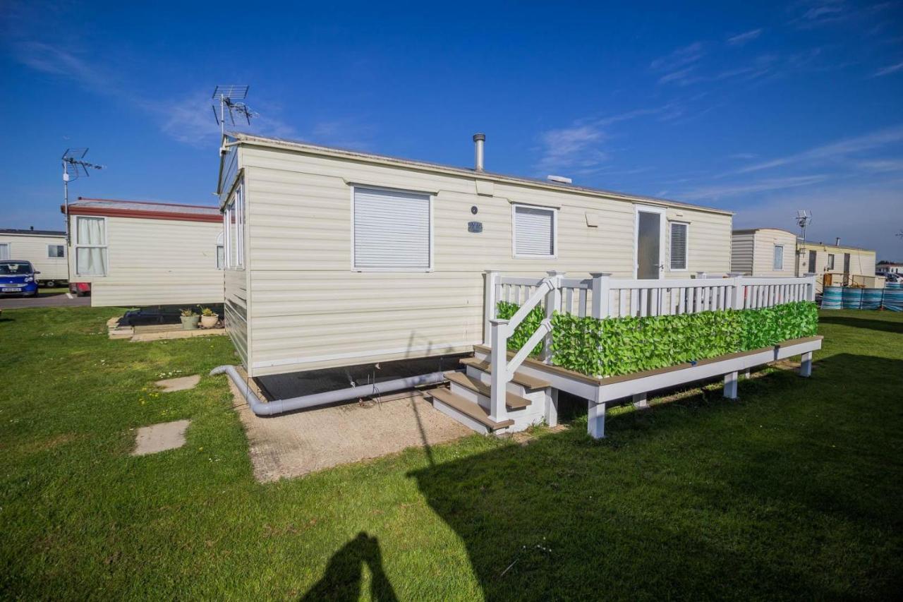 ホテル 6 Berth Caravan With Decking At Martello Beach Holiday Park In Essex Ref 29016Y クラクトン・オン・シー エクステリア 写真