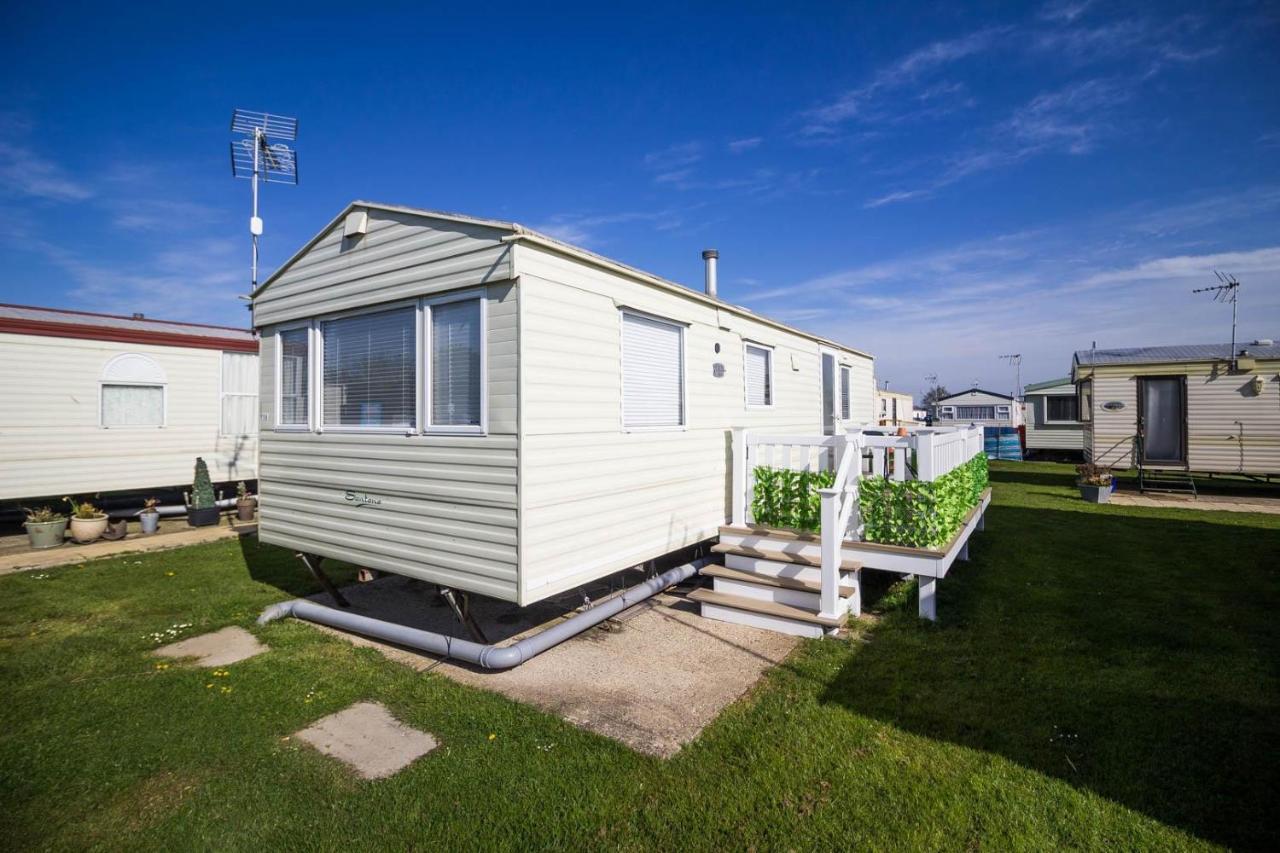 ホテル 6 Berth Caravan With Decking At Martello Beach Holiday Park In Essex Ref 29016Y クラクトン・オン・シー エクステリア 写真