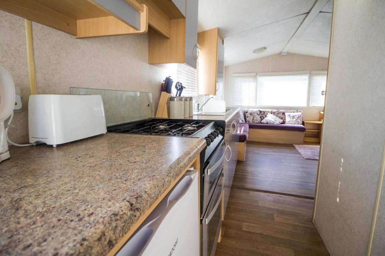 ホテル 6 Berth Caravan With Decking At Martello Beach Holiday Park In Essex Ref 29016Y クラクトン・オン・シー エクステリア 写真