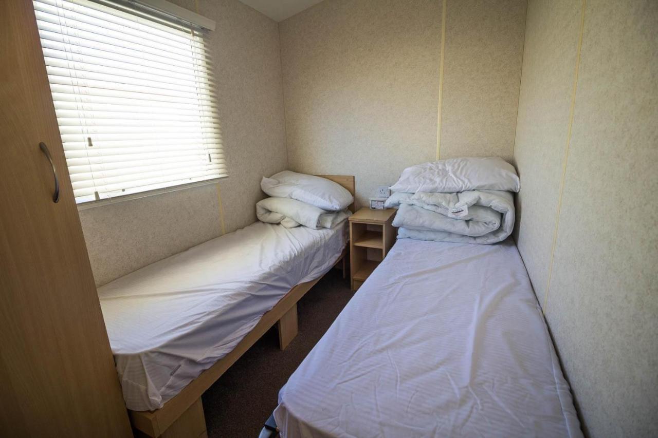 ホテル 6 Berth Caravan With Decking At Martello Beach Holiday Park In Essex Ref 29016Y クラクトン・オン・シー エクステリア 写真