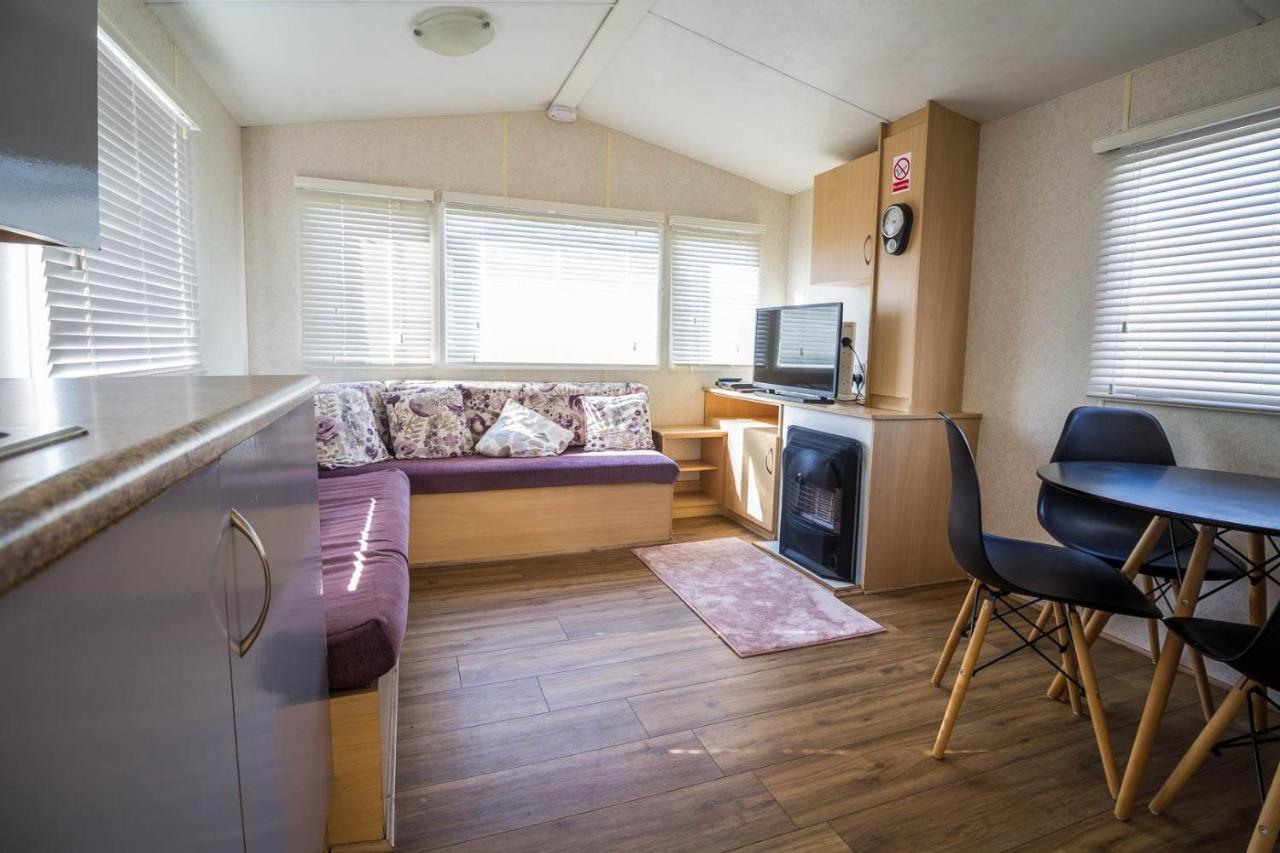 ホテル 6 Berth Caravan With Decking At Martello Beach Holiday Park In Essex Ref 29016Y クラクトン・オン・シー エクステリア 写真